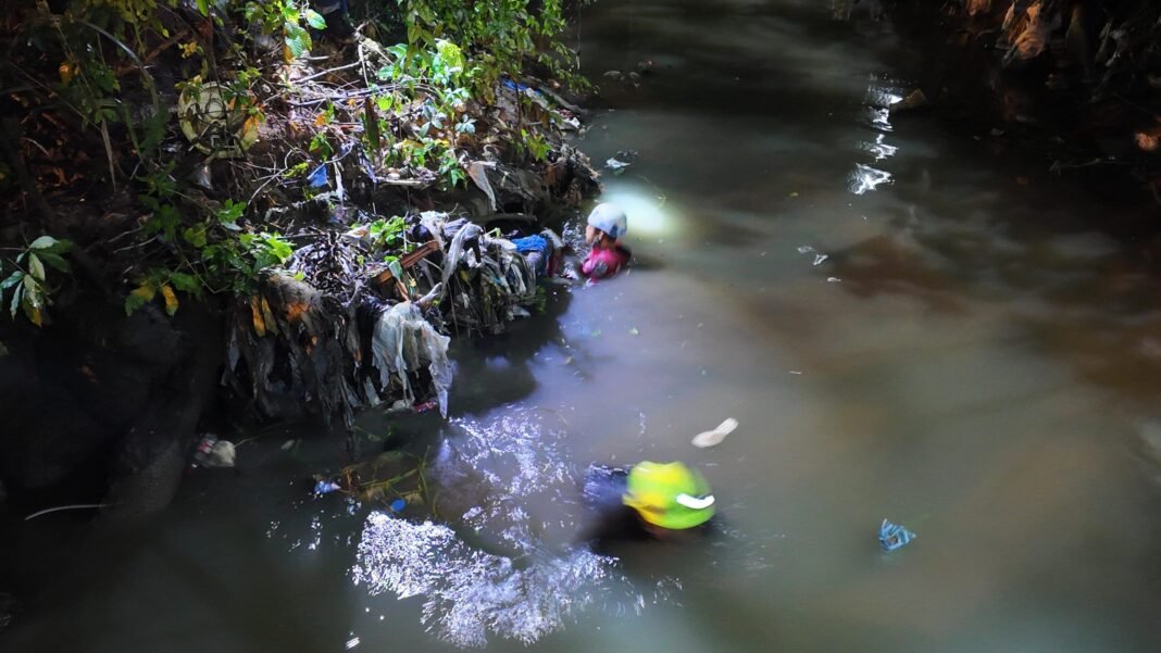 Niña arrastrada por cañada en Villa Mella se bañaba bajo la lluvia sin supervisión