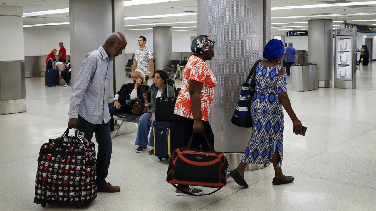 EE.UU. prohíbe entrada a haitianos y 11 países más