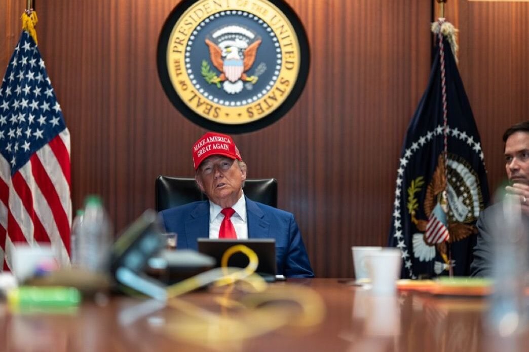 Trump ordena el bombardeo de instalaciones nucleares iraníes en la Sala de Crisis del Milenio