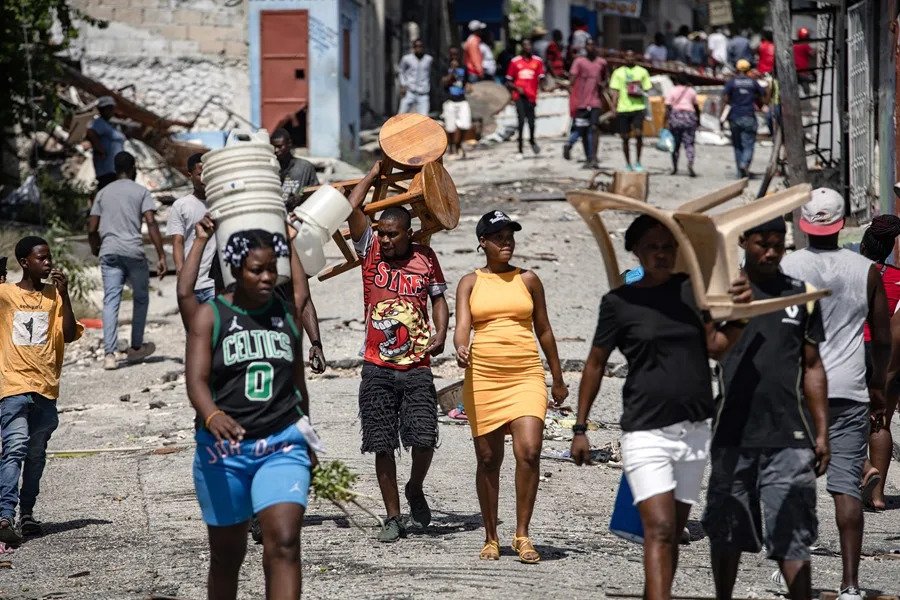 Policía haitiana advierte a desplazados no volver a sus barrios para no servir de “escudo” a las bandas