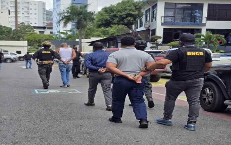 Arrestan a cuatro hombres por decomiso de 180 paquetes de cocaína en el AILA