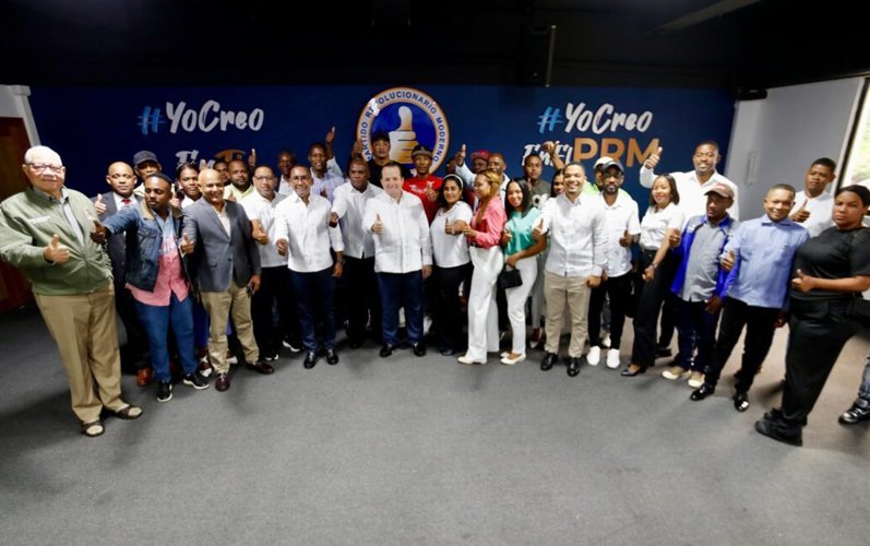 PRM juramenta a exdirigente del PLD en Monte Plata junto a su equipo político