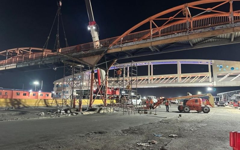Retiro de puente peatonal provoca caos vehicular en la autopista Duarte