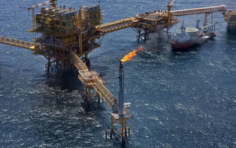 Petróleo supera los US$100 por barril en medio de tensiones en Medio Oriente