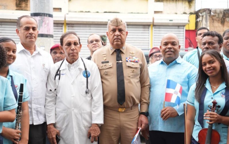 Clínica Cruz Jiminián realiza izada de bandera en Cristo Rey con participación comunitaria