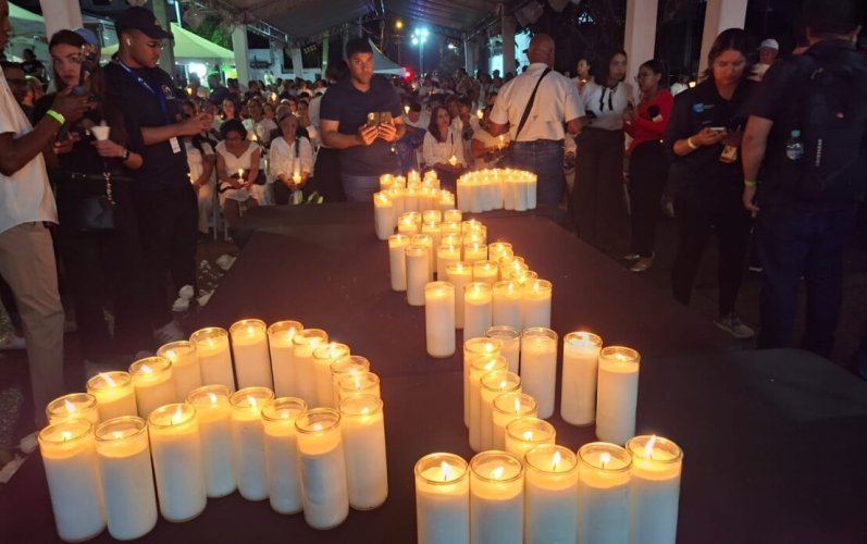 Realizan vigilia con velas en memoria de víctimas del colapso del Jet Set