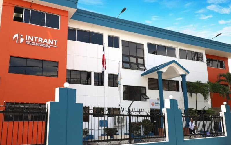 Intrant reporta restricciones de tránsito en varias vías de Santo Domingo por inundaciones