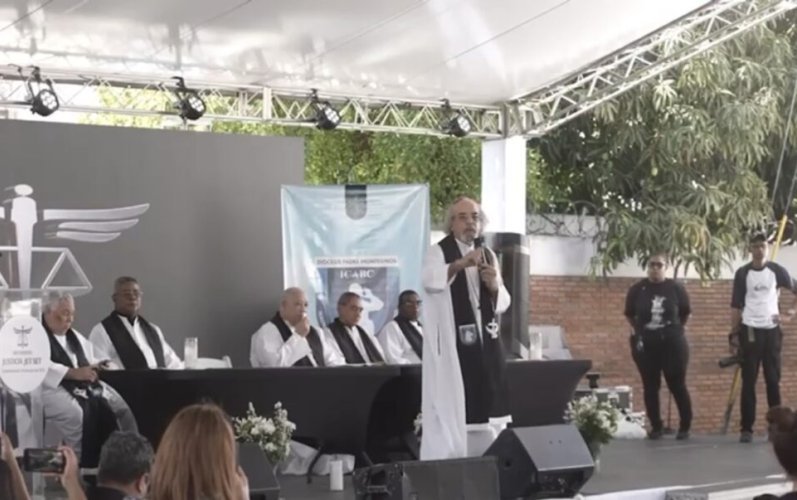 Sacerdote cuestiona cifra oficial de víctimas en misa por tragedia del Jet Set