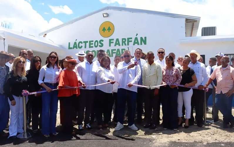 Ponen en operación planta láctea en Las Matas de Farfán para impulsar producción local