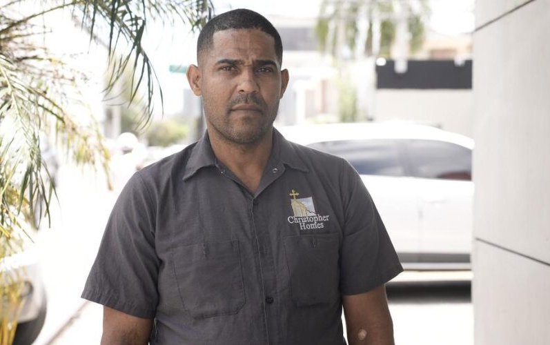 Hombre denuncia exclusión de herencia familiar y abandono de abogado en Salcedo