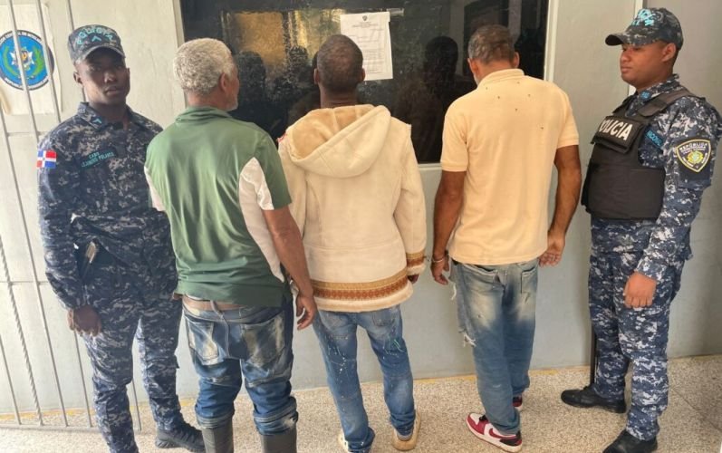Ordenan libertad de tres hombres detenidos por invasión de terreno estatal en Monte Plata