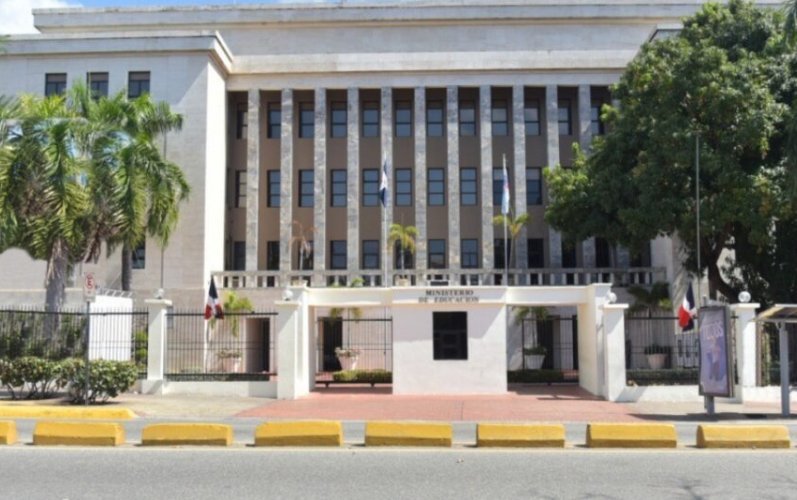 Educación reanuda docencia este viernes tras suspensión por lluvias en provincias bajo alerta