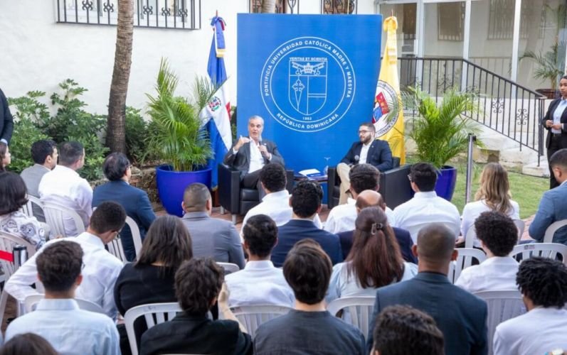 Abinader participa en conversatorio con universitarios y aborda temas de liderazgo y gestión