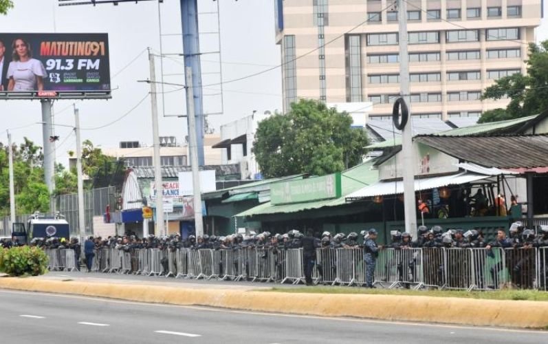 Amplio operativo policial ejecuta desalojo en plaza Teleofertas y provoca congestión en importantes vías