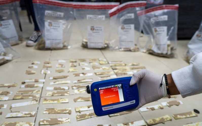 Incautan 735 láminas de presunta cocaína ocultas en cajas con destino a España