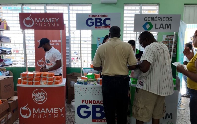 Realizan operativo médico gratuito en Arroyo Hondo para atender a familias de la comunidad