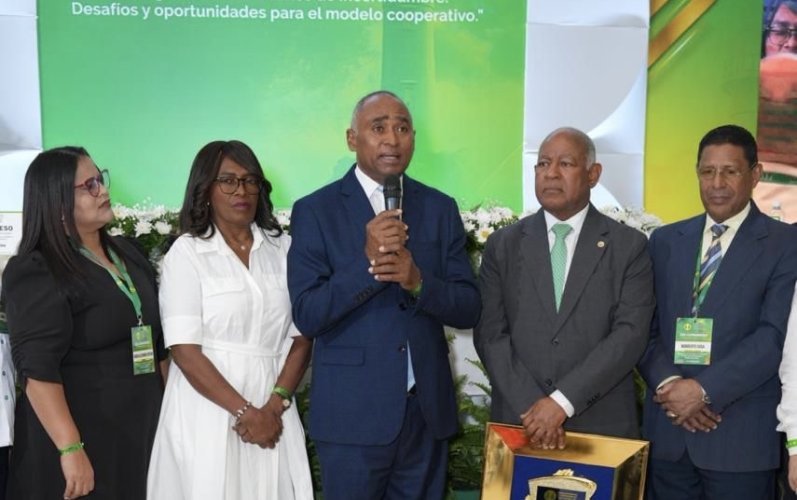 Congreso internacional de cooperativismo reconoce trayectoria de Julito Fulcar