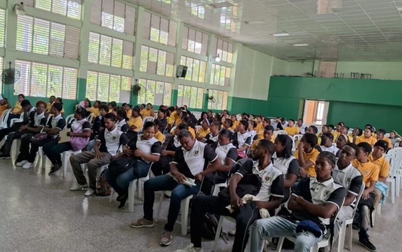 Imparten jornada de alfabetización digital a estudiantes del programa PREPARA