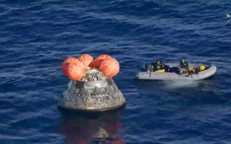 Tripulación de misión lunar regresa a la Tierra tras viaje de nueve días