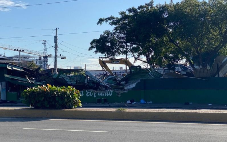 Desalojo en plaza Teleofertas deja instalaciones reducidas a escombros en Santo Domingo