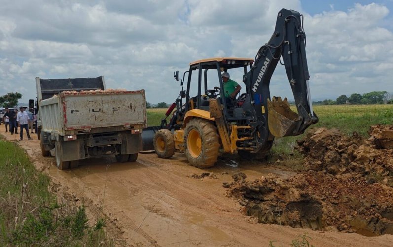 Gobierno inicia programa “Abriendo Caminos” en el Bajo Yuna para mejorar vías rurales