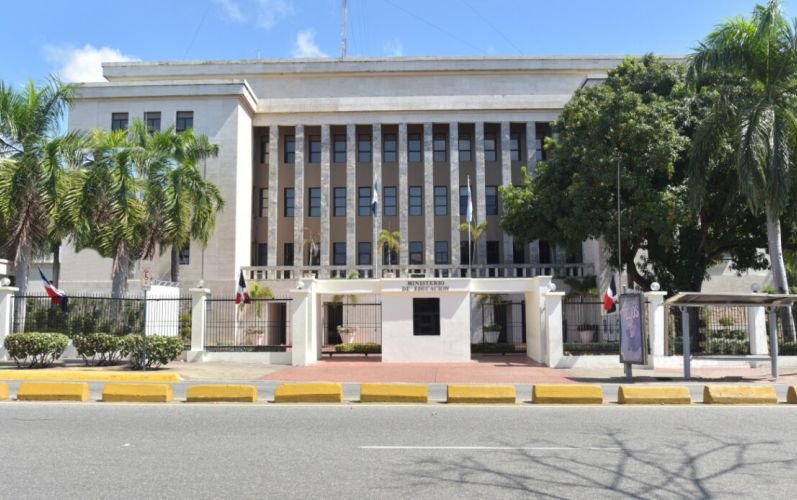 Educación ordena suspender clases en zonas con riesgo de inundaciones