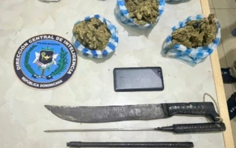 Allanamiento en Moca deja drogas, armas blancas y objetos ocupados