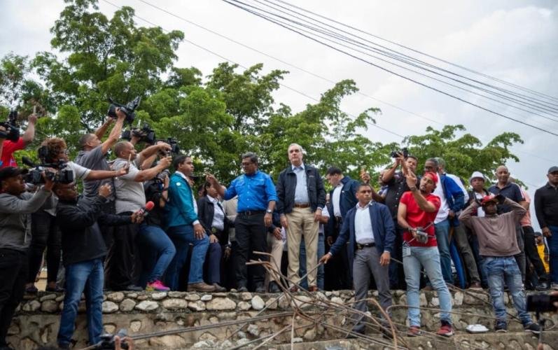 Abinader supervisa zonas afectadas por vaguada en Los Alcarrizos y anuncia asistencia a familias