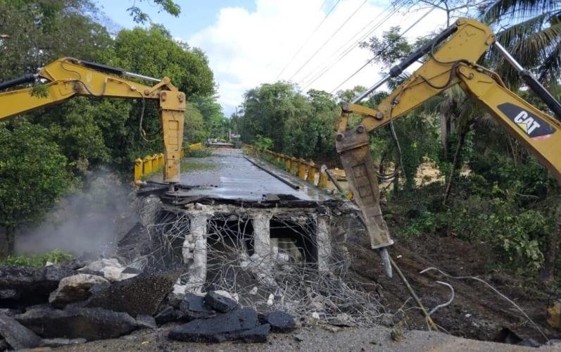 Inician demolición de puente sobre el río Camú tras colapso por lluvias en Puerto Plata