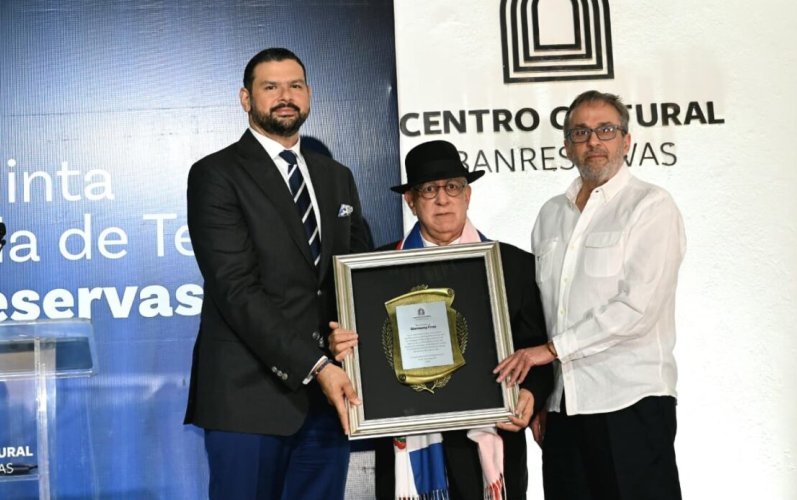 Banreservas reconoce a Giovanny Cruz por su trayectoria en el teatro dominicano