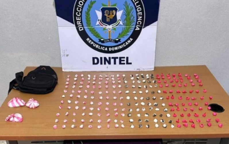 DINTEL incauta presuntas drogas y máquina tragamonedas en operativos en Santo Domingo Este