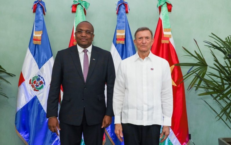 Cancilleres de República Dominicana y Surinam firman acuerdo para fortalecer cooperación bilateral
