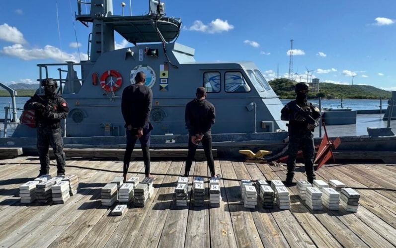 Autoridades incautan 151 paquetes de presunta cocaína en operativo frente a costas de Baní