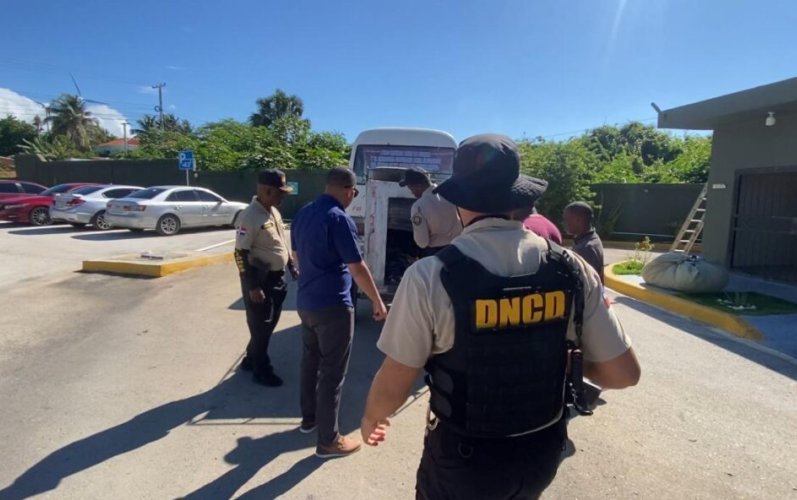 Incautan 11 pacas de presunta marihuana en operativo en Barahona