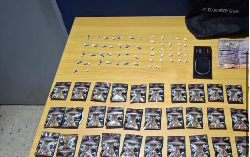 Dintel incauta drogas, arma y más de RD$716 mil en operativos en La Altagracia y Santo Domingo Norte