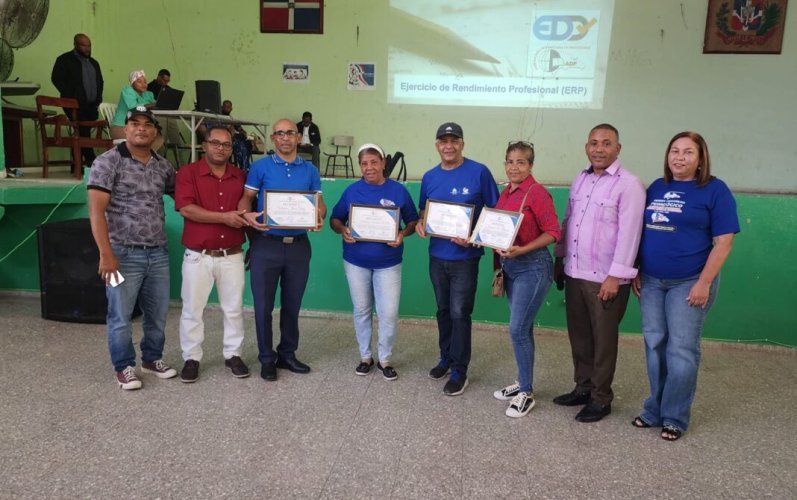 ADP reconoce a cuatro docentes en Azua por su trayectoria y participación gremial