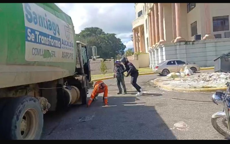 Chofer de camión recolector resulta herido tras agresión en Santiago