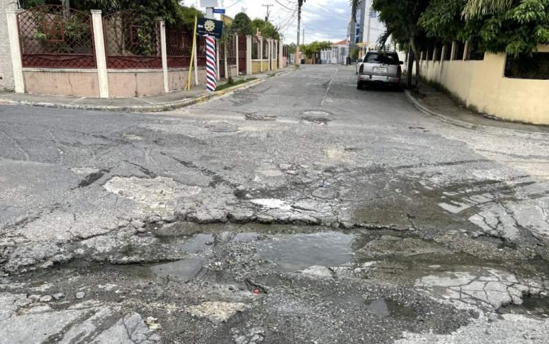 Residentes de Dorado III denuncian colapso cloacal y deterioro de calles en Santo Domingo Norte