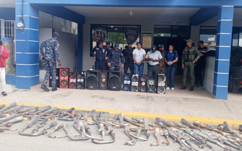Autoridades ocupan 142 mofles y 12 bocinas en operativo contra el ruido en Constanza