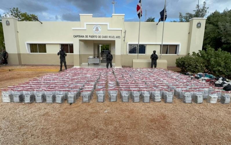 Autoridades confiscan 1,670 paquetes de presunta cocaína frente a costas de Pedernales