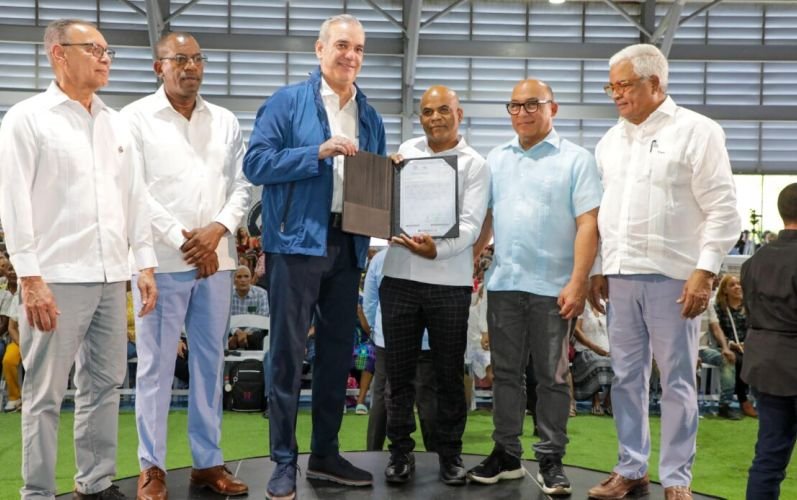 Abinader entrega 2,000 títulos de propiedad en Los Guandules y anuncia expansión del programa