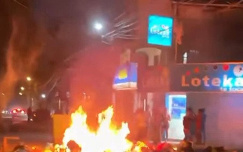 Protesta en El Tamarindo por retraso en entrega de ayudas tras lluvias en Puerto Plata