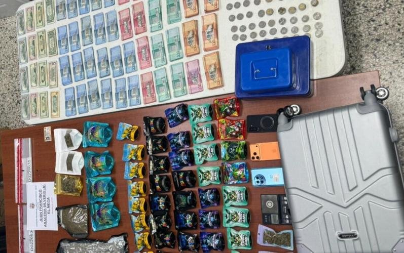 Detienen a “El Meca” en Santiago con drogas, dinero y equipos durante allanamiento