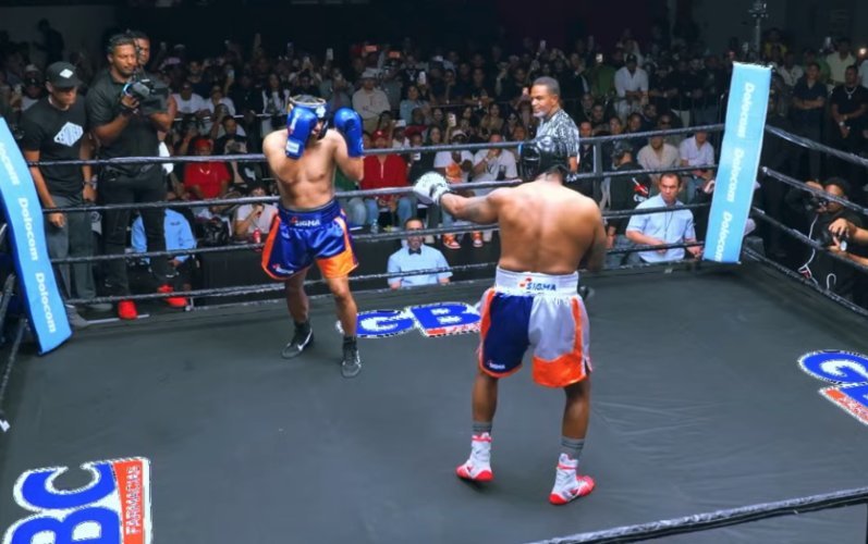 Crazy Design vence a Cristian Casablanca en combate de boxeo en Planeta Alofoke