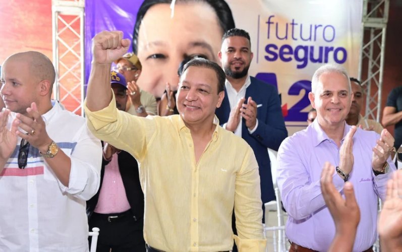 Abel Martínez afirma que el país requiere resultados y no más promesas durante encuentro en La Vega