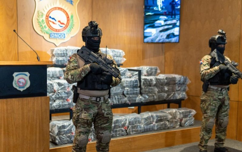 Incautan 375 paquetes de presunta cocaína en operativo frente a costas de Baní