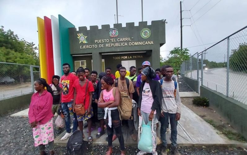 Detienen a 21 haitianos indocumentados tras abandono de vehículo en San Juan