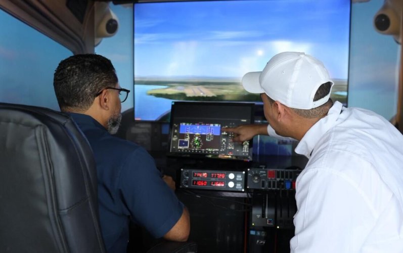 IDAC y ASCA exhiben simulador de vuelo en feria del libro en Santiago