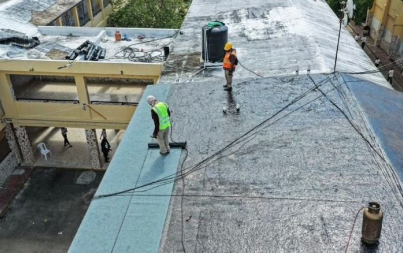 Inician operativo para impermeabilizar techos en más de 550 escuelas