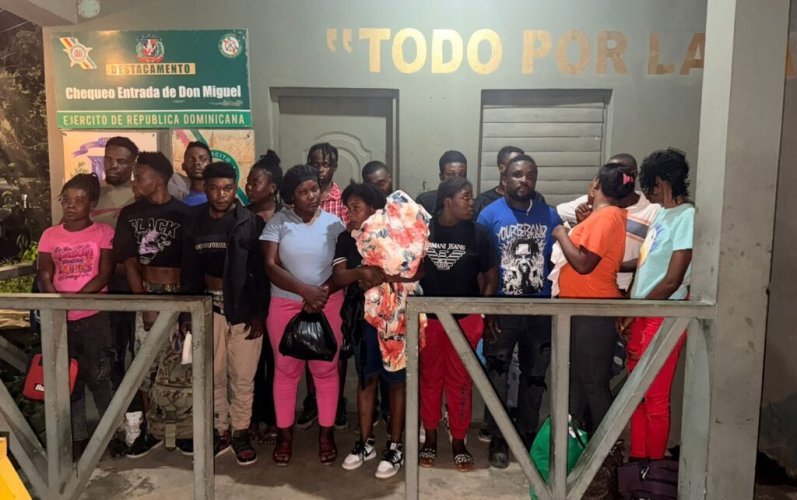 Ejército desmantela presunto centro de tráfico de migrantes y detiene a 18 haitianos
